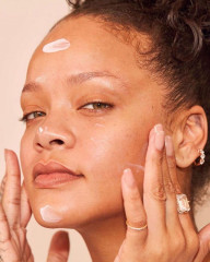 Rihanna - Fenty Skin (2020) фото №1267033