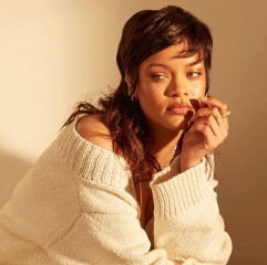 Rihanna - Fenty Beauty 'Eaze Drop Foundation' (2021) фото №1292661