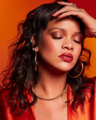 Rihanna - Fenty Beauty 'Gloss Bomb Heat' (2021) фото №1300690