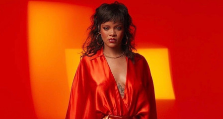 Rihanna - Fenty Beauty 'Gloss Bomb Heat' (2021) фото №1304148