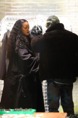 Rihanna - Bottega Veneta in Soho, New York 01/21/2022 фото №1334442