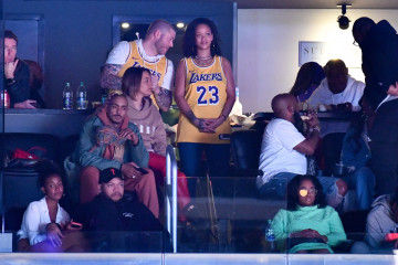Rihanna - Los Angeles Lakers vs Houston Rockets in Los Angeles 02/21/2019 фото №1145819