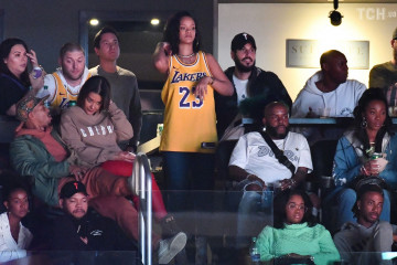 Rihanna - Los Angeles Lakers vs Houston Rockets in Los Angeles 02/21/2019 фото №1145820