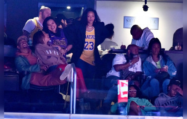 Rihanna - Los Angeles Lakers vs Houston Rockets in Los Angeles 02/21/2019 фото №1145818