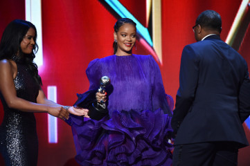 Rihanna - 51st NAACP Image Awards in Pasadena 02/22/2020 фото №1247557