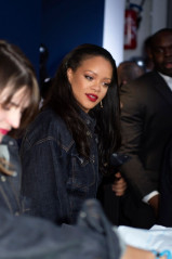 Rihanna - Fenty Pop-Up Store in Paris 05/24/2019 фото №1178913