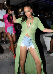 Rihanna - Rajad's Birthday in Bridgetown, Barbados 04/26/2019 фото №1165787