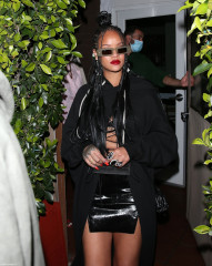 Rihanna - Giorgio Baldi Restaurant in Los Angeles 03/28/2021 фото №1292657
