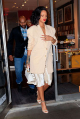 Rihanna - Kappo Masa Restaurant in NY 01/29/2019 фото №1138425