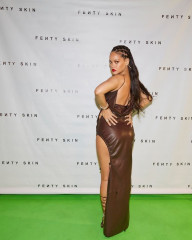 Rihanna - Fenty Skin Launch Party in LA 07/29/2020 фото №1267036