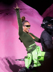 Rihanna – Closes Her Fenty Puma Fashion Show by Riding in on a Dirt Bike in NY фото №994732