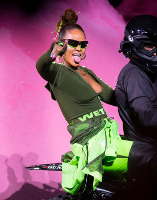 Rihanna – Closes Her Fenty Puma Fashion Show by Riding in on a Dirt Bike in NY фото №994730