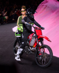 Rihanna – Closes Her Fenty Puma Fashion Show by Riding in on a Dirt Bike in NY фото №994731