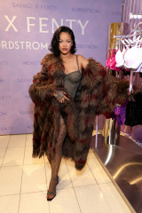 Rihanna – Savage x Fenty Celebration of Lavish Lace Debut in Los Angeles фото №1409451