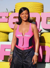 Rihanna – Fenty x Puma Coachella 2018 Party фото №1062673