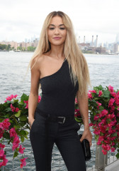 Rita Ora at Michael Kors Fashion Show in New York 09/11/23 фото №1381433