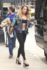 Rita Ora Shows Off Her Abs – NYC фото №1001135