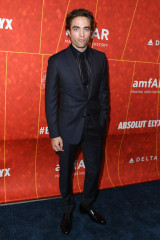 Robert Pattinson - AMFAR Gala Charity Event in Los Angeles  фото №1367882