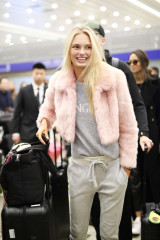 Romee Strijd – Arrives at the airport in Shanghai фото №1056328