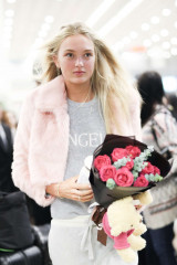 Romee Strijd – Arrives at the airport in Shanghai фото №1056332