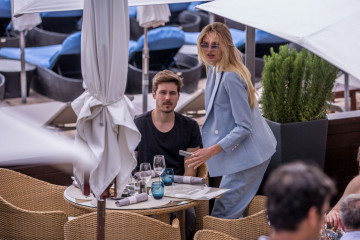 Romee Strijd With Her Boyfriend Laurens on the Croisette in Cannes  фото №1069084