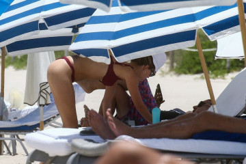 ROOSMARIJN DE KOK in Bikini at a Beach in Miami 06/10/2020 фото №1260156