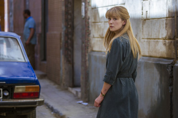 Rosamund Pike and Jon Hamm star in the thriller Beirut Stills 2018 фото №1066660