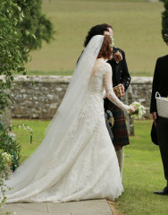 Rose Leslie at Her Wedding with Kit Harington in Scotland  фото №1080557