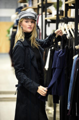Rosie Huntington-Whiteley Shops at PAIGE in New York фото №1148949