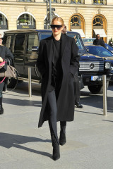 Rosie Huntington-Whiteley - at Gare du Nord in Paris фото №1133909