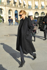 Rosie Huntington-Whiteley - at Gare du Nord in Paris фото №1133910