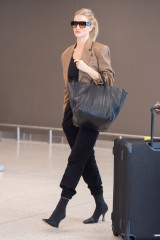 ROSIE HUNTINGTON-WHITELEY at JFK Airport in New York фото №1148871