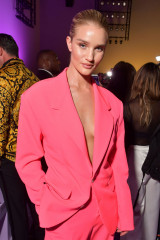 ROSIE HUNTINGTON-WHITELEY at Versace Fashion Show at MFW in Milan  фото №1148867