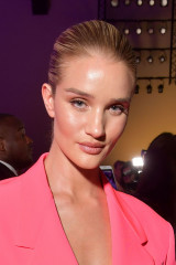 ROSIE HUNTINGTON-WHITELEY at Versace Fashion Show at MFW in Milan  фото №1148866