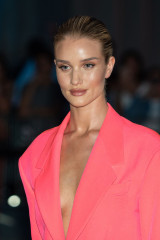 ROSIE HUNTINGTON-WHITELEY at Versace Fashion Show at MFW in Milan фото №1148863