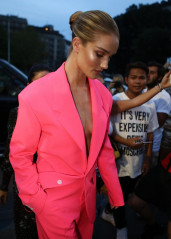 ROSIE HUNTINGTON-WHITELEY at Versace Fashion Show at MFW in Milan фото №1148865