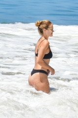 ROSIE HUNTINGTON-WHITELEY in Bikini at a Beach in Malibu 06/14/2020 фото №1260755