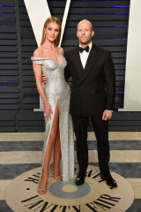 Rosie Huntington-Whiteley and Jason Statham – 2019 Vanity Fair Oscar Party фото №1147528