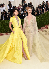 Rosie Huntington-Whiteley – MET Gala 2018 фото №1068599