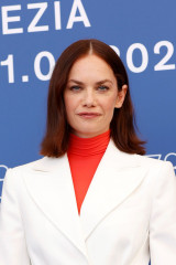 Ruth Wilson - 'Mona Lisa and the Blood Moon' Photocall in Venice 09/04/2021 фото №1311399