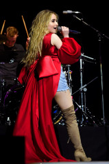Sabrina Carpenter Performing at the O2 Arena, London фото №964298