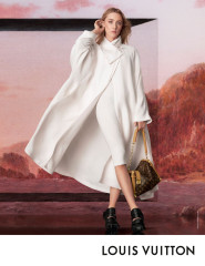 Saoirse Ronan for Louis Vuitton S/S 2025 Campaign фото №1410585