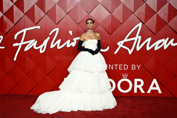 Sara Sampaio at The Fashion Awards presented by Pandora in London 12/04/23 фото №1382240