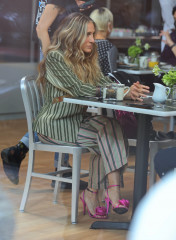 Sarah Jessica Parker - 'And Just Like That' Set in Manhattan 10/26/2021 фото №1320921