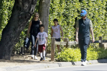 Sarah Michelle Gellar, her husband and kids are seen in Los Angeles 11 Apr 2020 фото №1264761