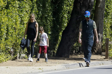 Sarah Michelle Gellar, her husband and kids are seen in Los Angeles 11 Apr 2020 фото №1264764