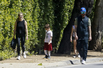 Sarah Michelle Gellar, her husband and kids are seen in Los Angeles 11 Apr 2020 фото №1264762