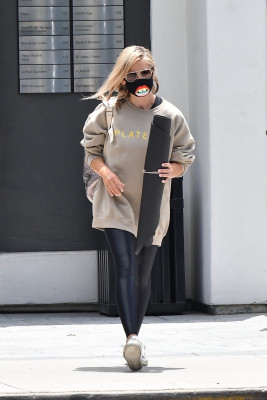 Sarah Michelle Gellar is seen at her Yoga Class 23.06.2020 фото №1264768
