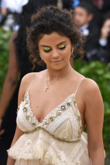 Selena Gomez - Met Gala in New York 05/07/2018 фото №1069171