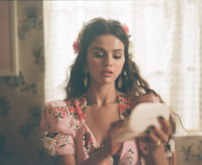 Selena Gomez - Music Video 'De Una Vez' (2021) фото №1288647